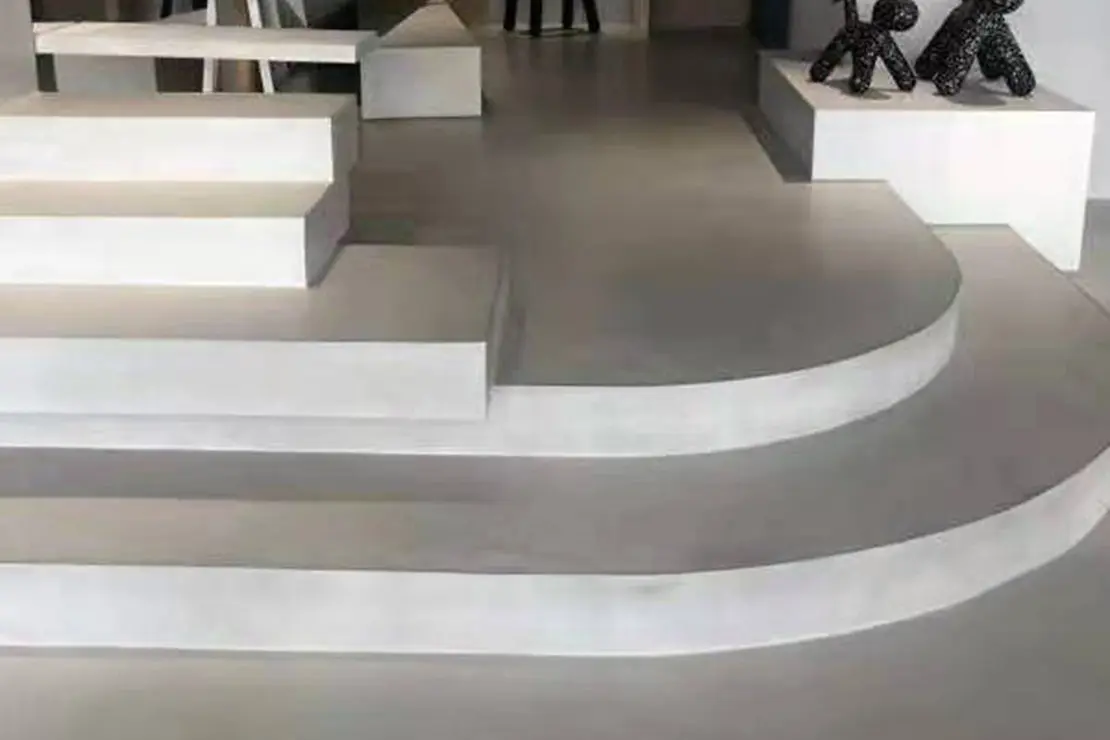 Escalera de microcemento con formas ovaladas y rectangulares.
